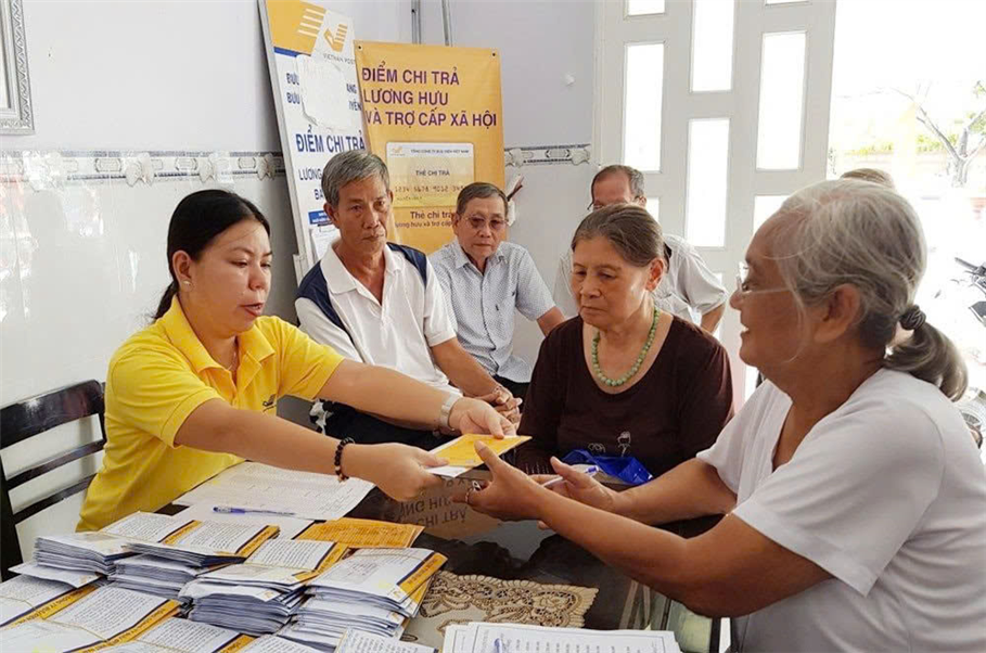 Người hưởng hưu trí hàng tháng tại TP.HCM được nhận quà Tết 1,8 triệu đồng/suất